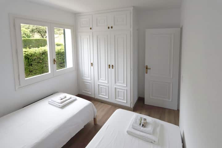 Стая с две единични легла.
Armaris хапки

Стая с две единични легла.
Вградени гардероби