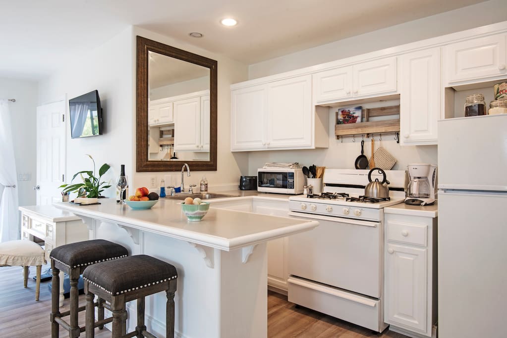 Breakfast bar & kitchen area