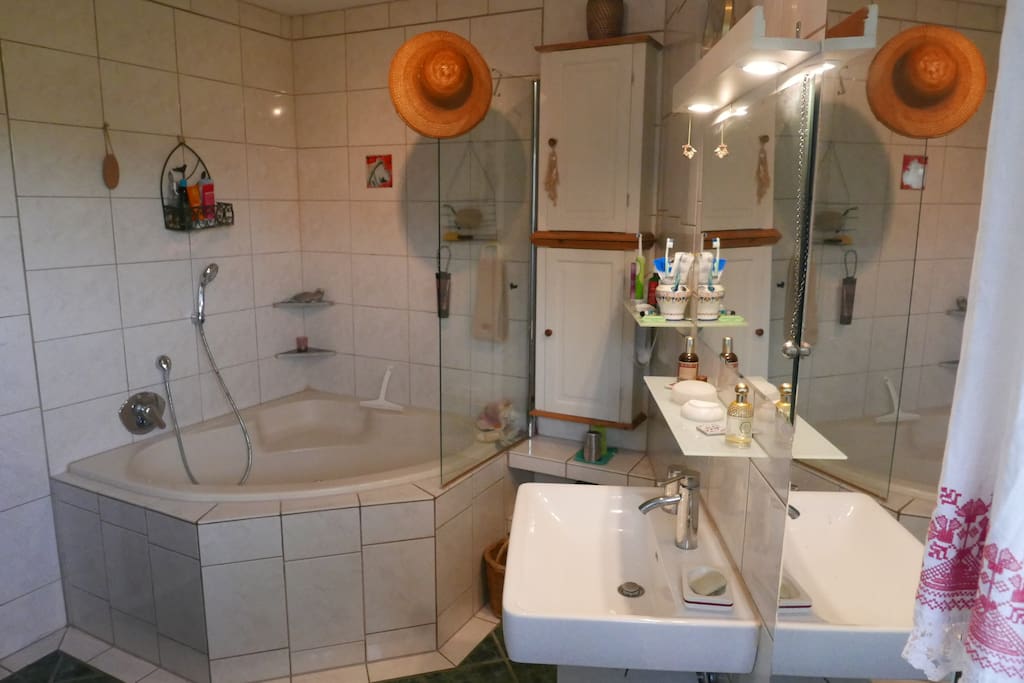 Badezimmer mit Badewanne