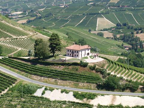 Villa Bricco Paglieri, charming villa at Alba
