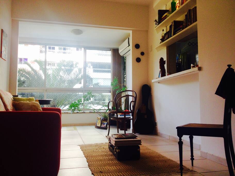 Vista da sala e balcão da cozinha.