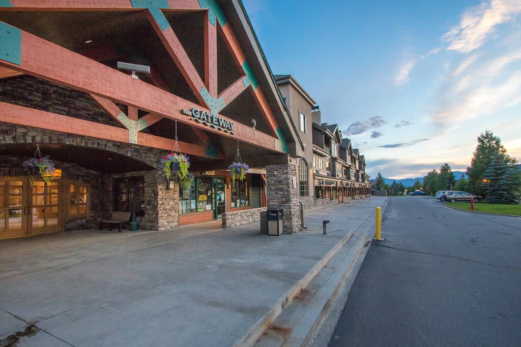 This is the main entrance in the middle by the grocery store.