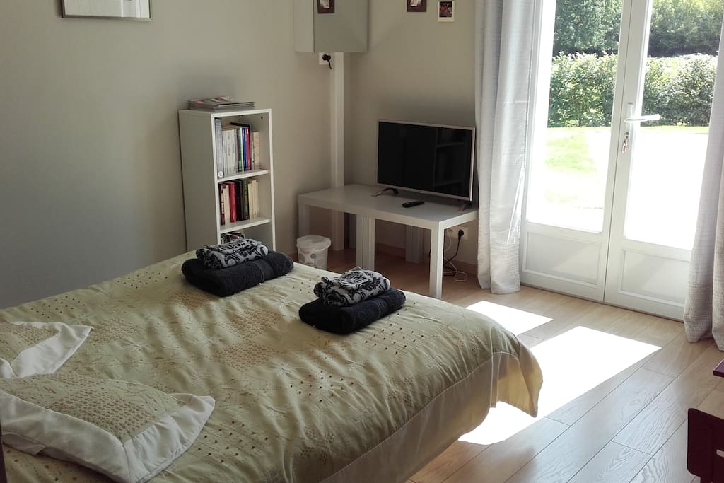 Chambre ensoleillée et équipée de tout le confort.
