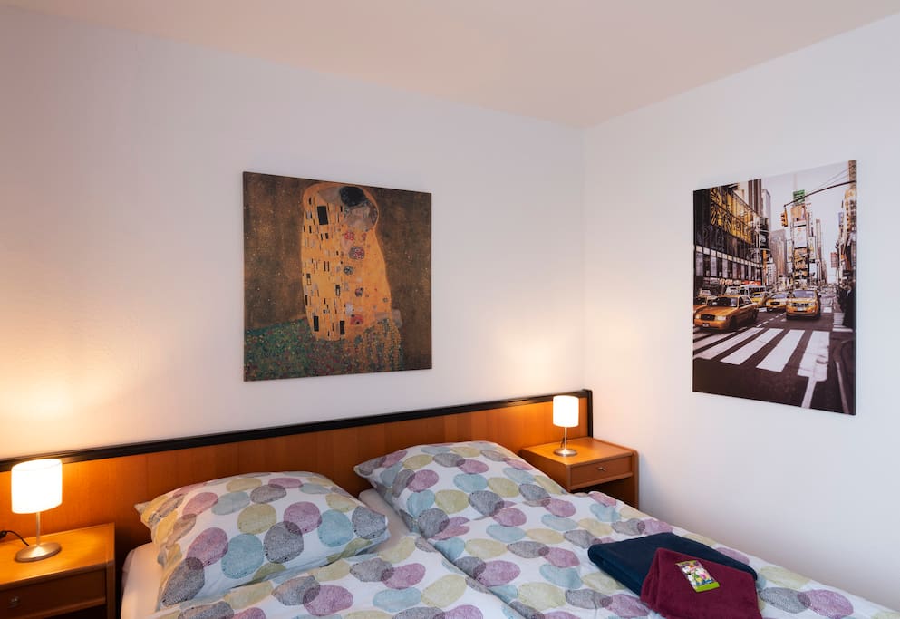 Schlafzimmer mit Doppelbett