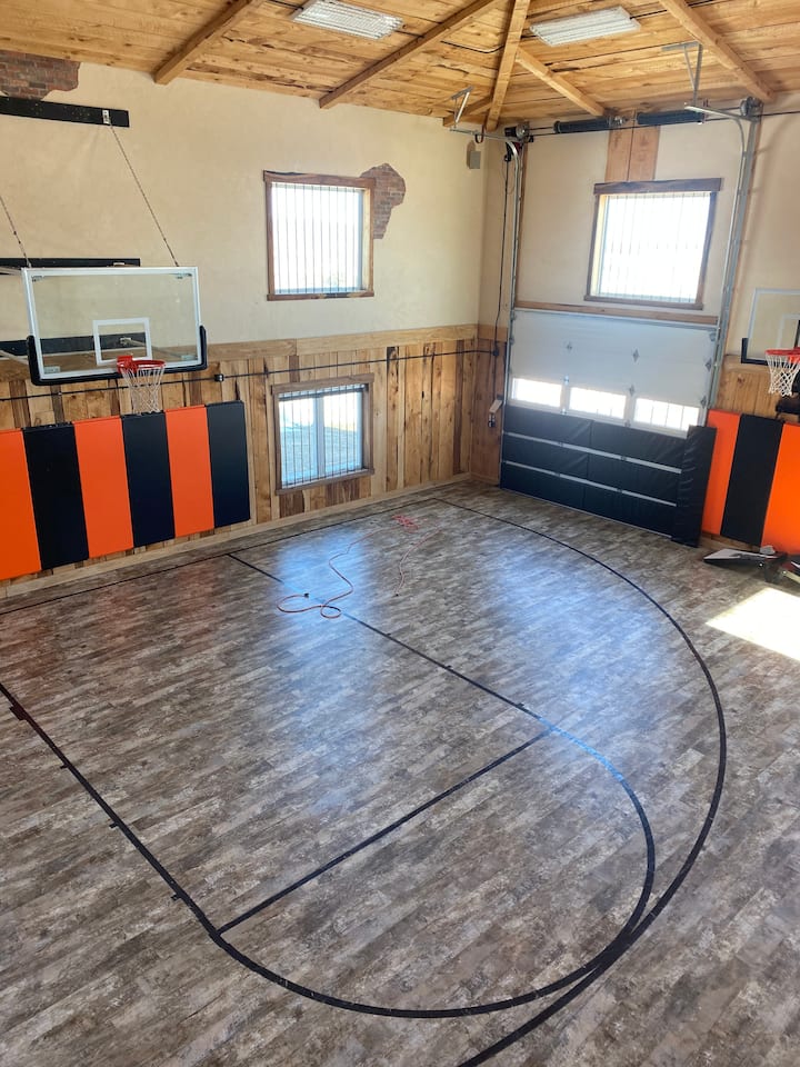 Shed House A basketball lovers dream! Guesthouses for Rent in