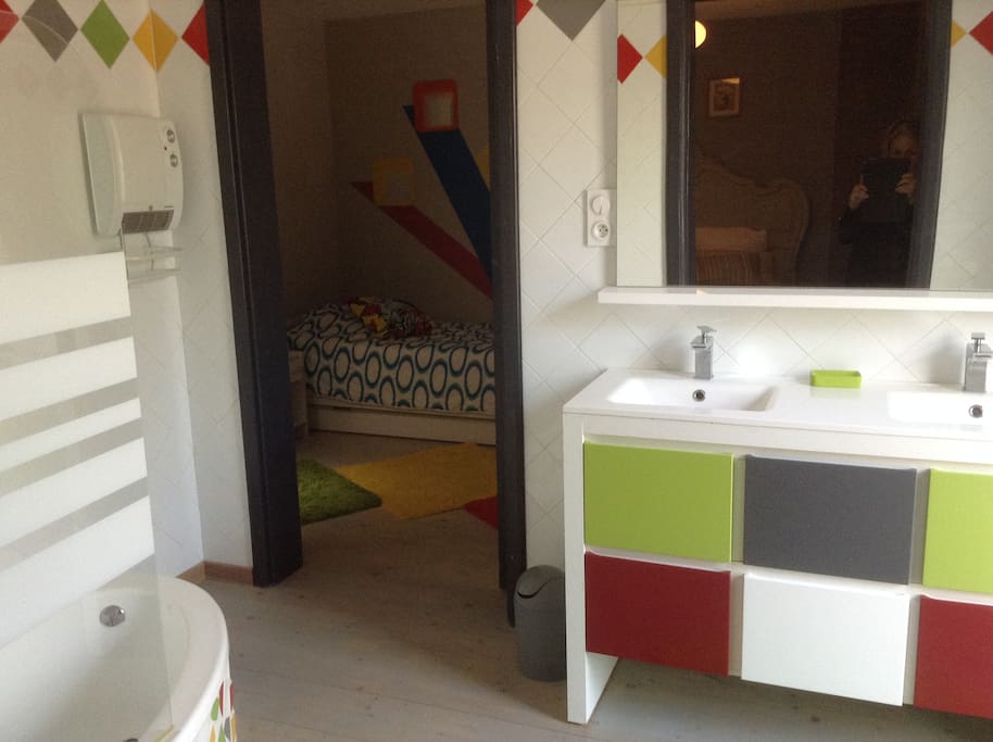 Sdb, baignoire, 2 vasques, située entre chambre enfants et suite parentale.