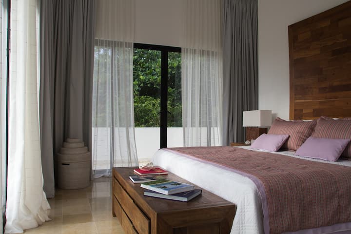 Dhomë gjumi kryesore (krevat dopio "Bdr N°1" king ") me ballkon, me pamje nga fusha e golfit në La Cana