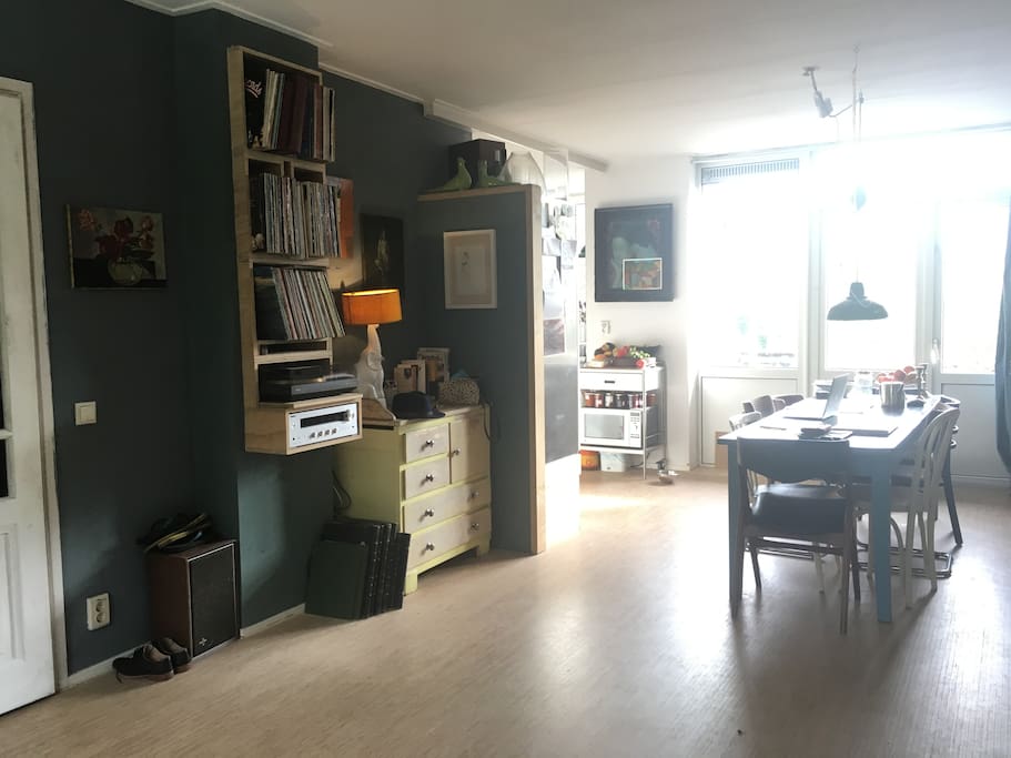 livingroom with record-player.
