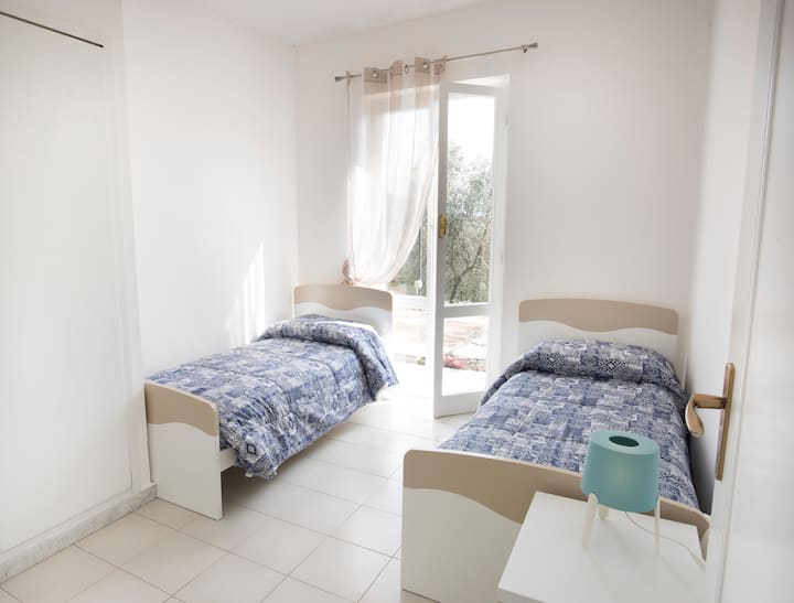 Dormitorio con acceso al jardín