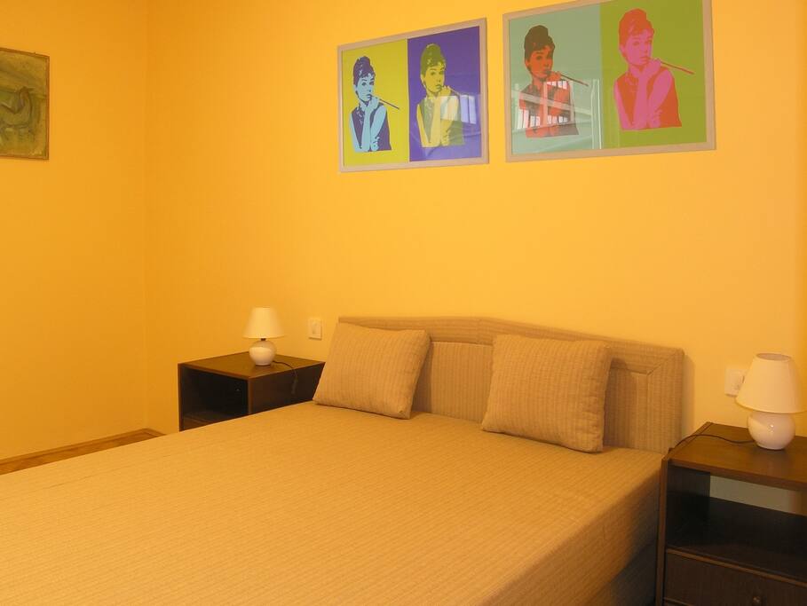 Bedroom with queen size bed