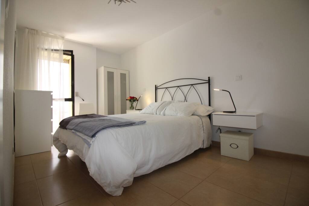 Ocean-view and quiet bedroom