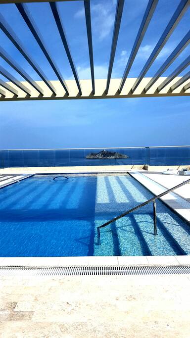 Pool and Jacuzzi Sea view