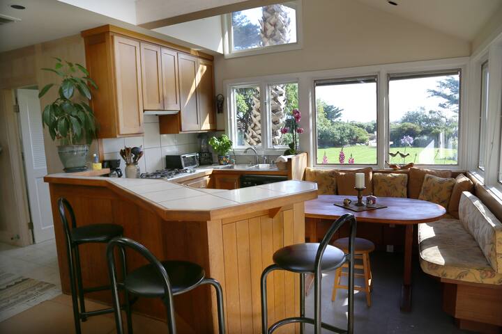 * Beachfront Paradise * with Direct Beach Access gallery image 4