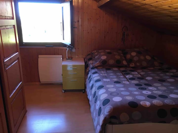 Manželská posteľ v 3. spálni, písací stôl, skriňa a televízor 