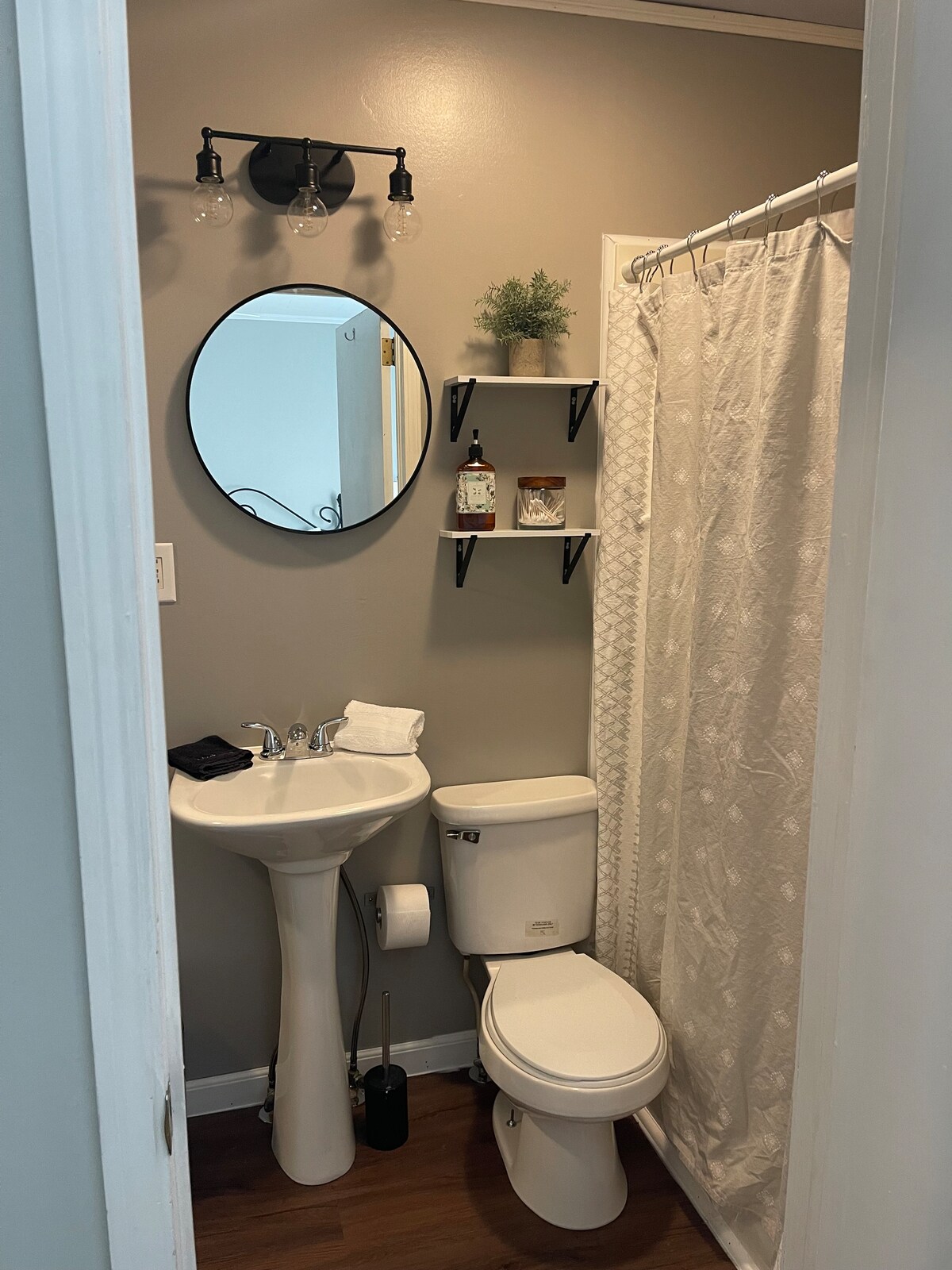 Walk to restaurants and downtown events!