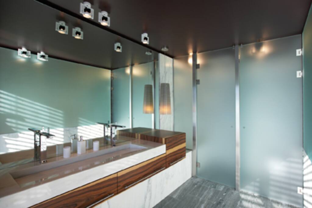 Helles und modernes Badezimmer