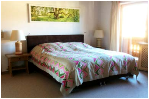 Голема спална соба со брачен кревет (2 душеци 200 x 100), која има голема приватна бања и посебен тоалет.

Има и приватен пристап до балконот.