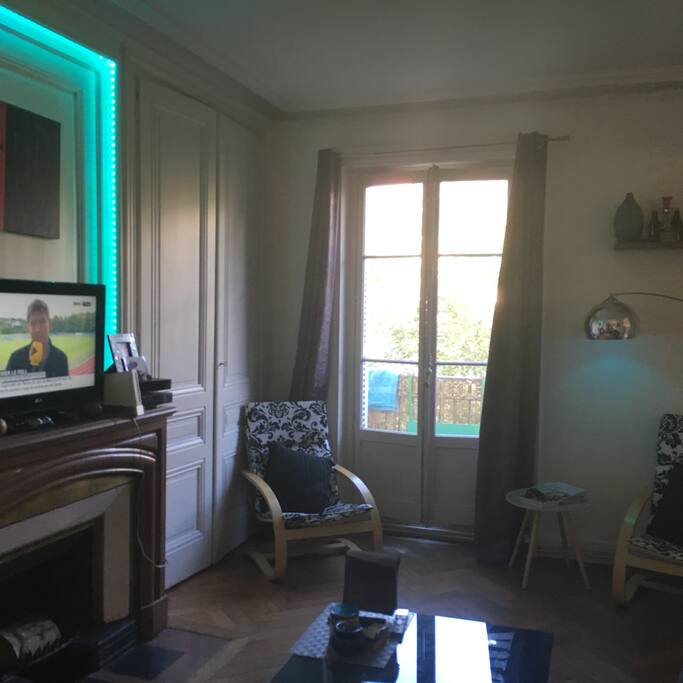Salon avec TV, Freebox.