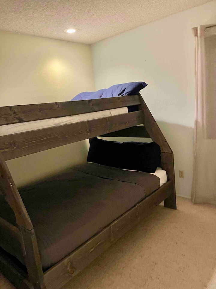 غرفة النوم 3 (سرير بطابقين مع حجم كامل في الأسفل، توأم في الأعلى)