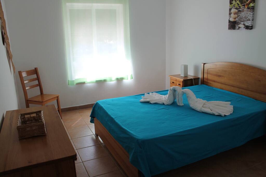 Quarto com casa de banho
