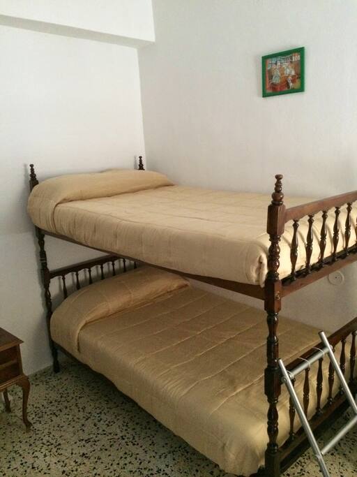 Dormitorio grande 2 cuerpos de literas
Esta de 1,05m cada colchón