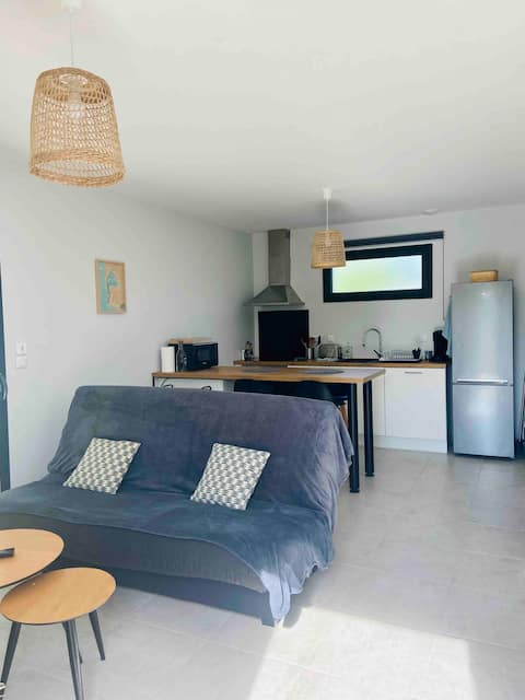 Top performing Airbnb: Lovely Guest House with on-site parking in Gujan Mestras