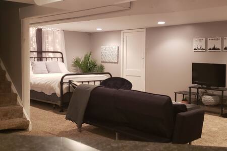Cozy Private Lower Level Guest Suite 5mi to DwnTwn