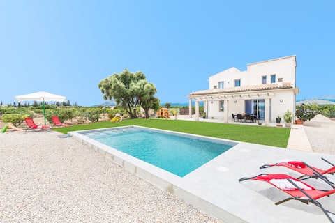 Villa Albaimar, with private pool, Aircon and WIFI