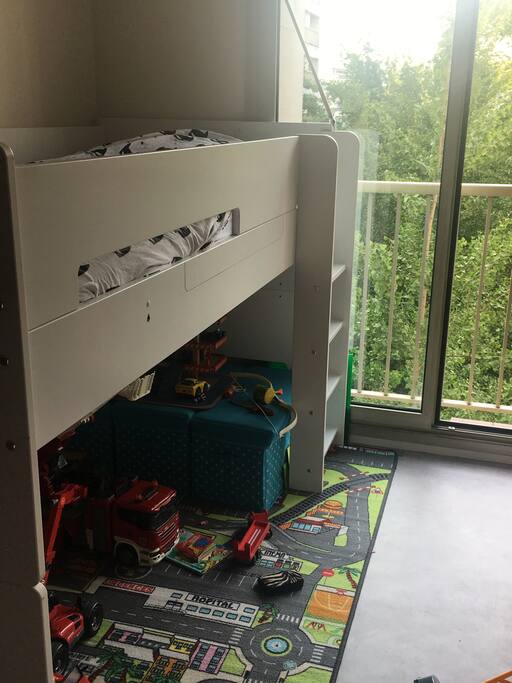 Le lit à mi hauteur