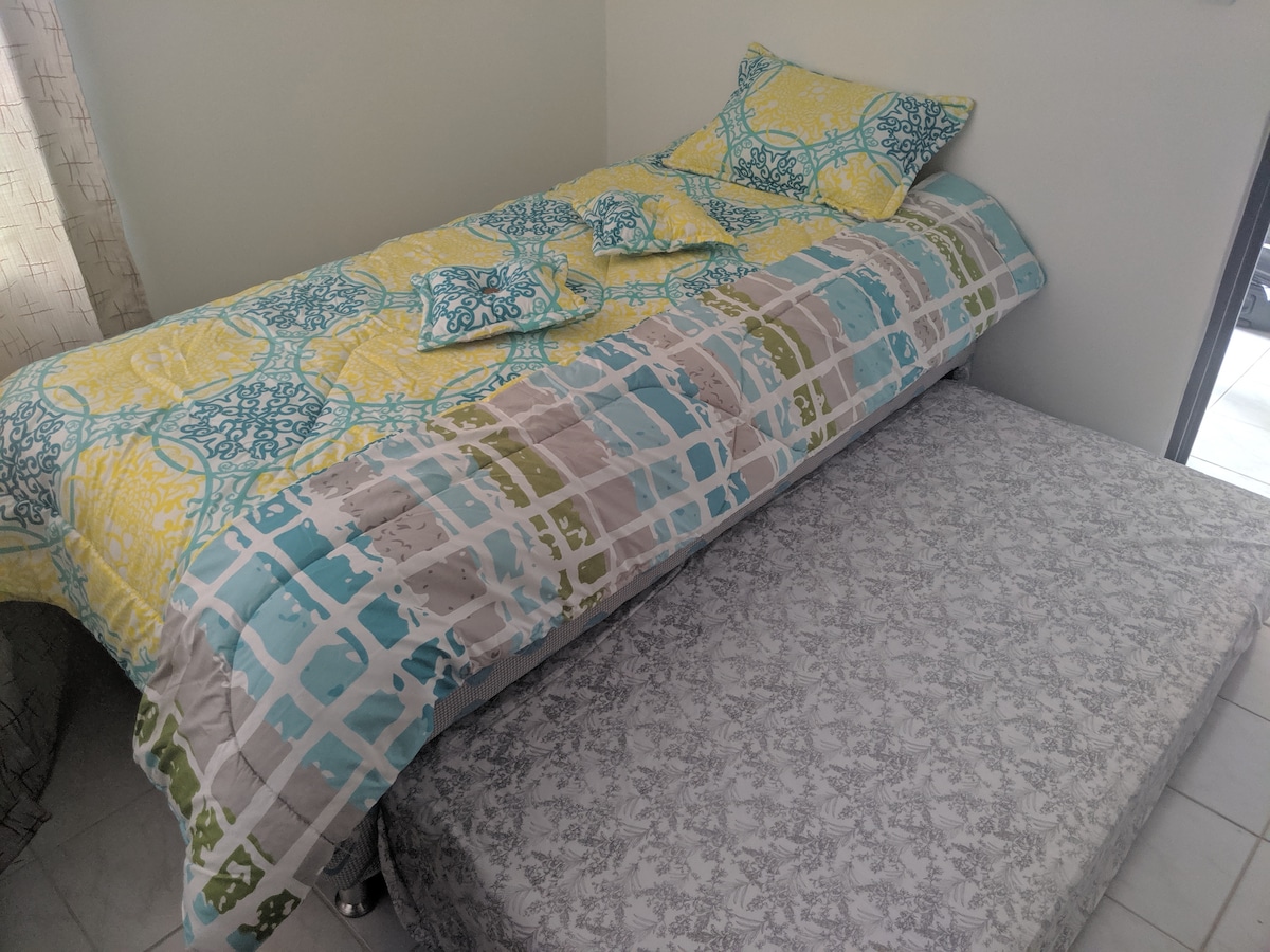 Detta rum har en enkel säng och en nisch som blir en annan enkel säng på golvnivå.