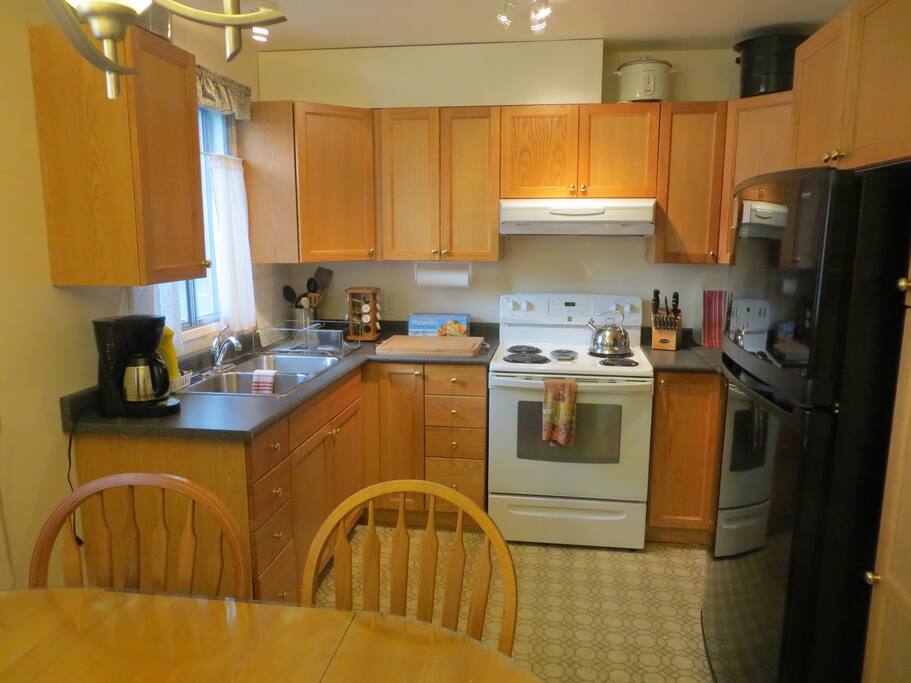 22 cubic feet deluxe fridge with icemaker, self clean stove, microwave, coffee maker, fully equiped!