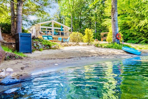 Dreamy Lakefront: Hot Tub, Kayaks, & Kid-friendly