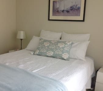 Private room in modern home, Dunsborough Lakes