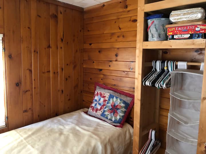 เตียงแฝดตั้งอยู่บนชั้นหลัก ใช้ผ้าม่านเพื่อความเป็นส่วนตัวไม่มีประตู 