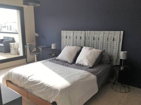 Private floor and terrace 40 m2 Charbonnieres house