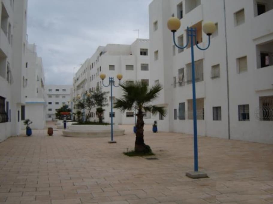 en face de l'appartement au RDC+1