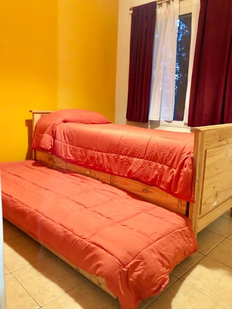 חדר שינה 2, שתי מיטות יחיד.