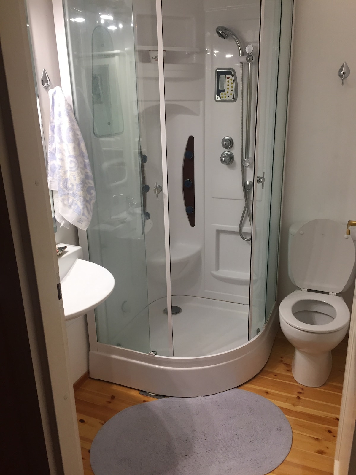 Бања со туш. Шампони, бебешки шампони, сапун, фен за коса достапни за нашите гости.