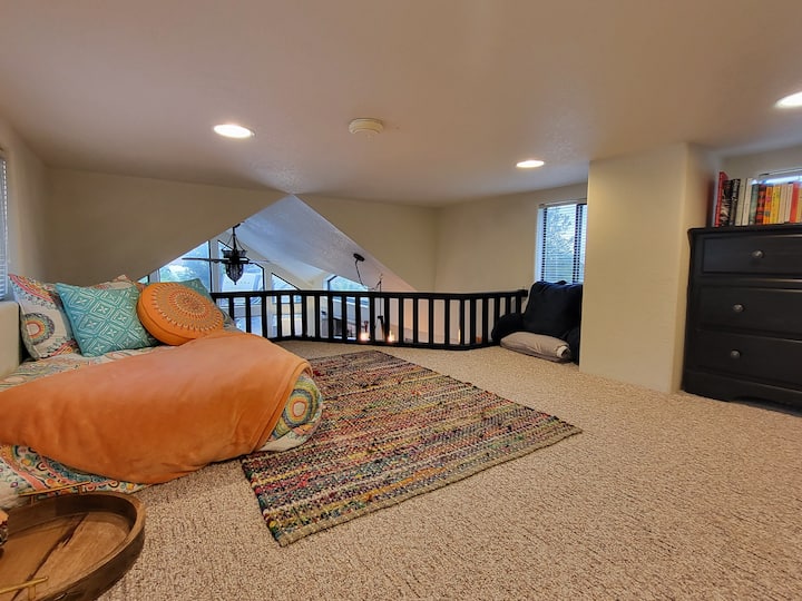 ლოფტის ტიპის მეორე საძინებელი ერთადგილიანი ლეიბით (ჭერი დაბალია — 122 სმ). ზრდასრულები იძულებული იქნებიან, დაჩოქდნენ, რადგან ჭერი დაბალია. 