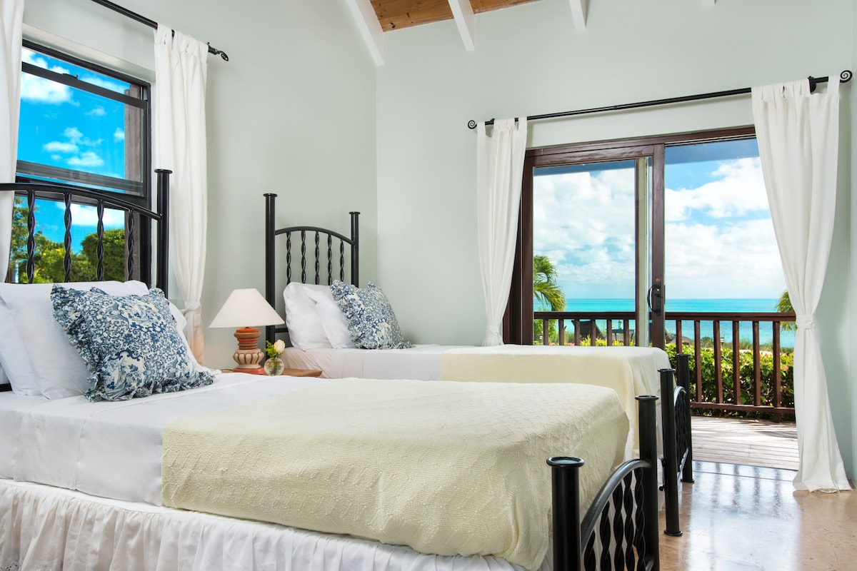 يمكن الجمع بين توأمين في غرفة النوم الثانية.