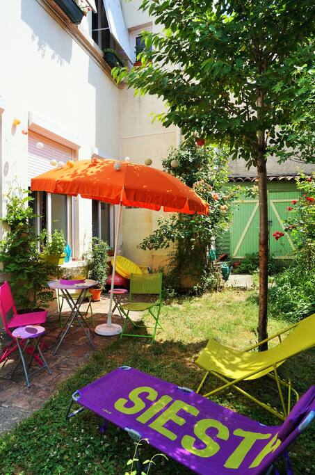 Lors des beaux jours, chaises longues et parasol sont à disposition
