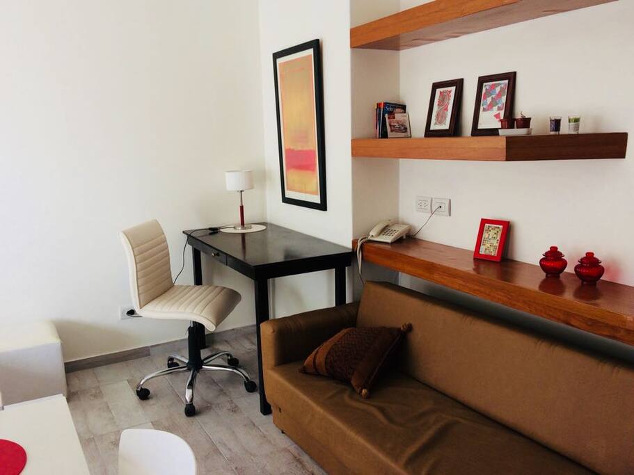 Escritorio con silla muy cómoda