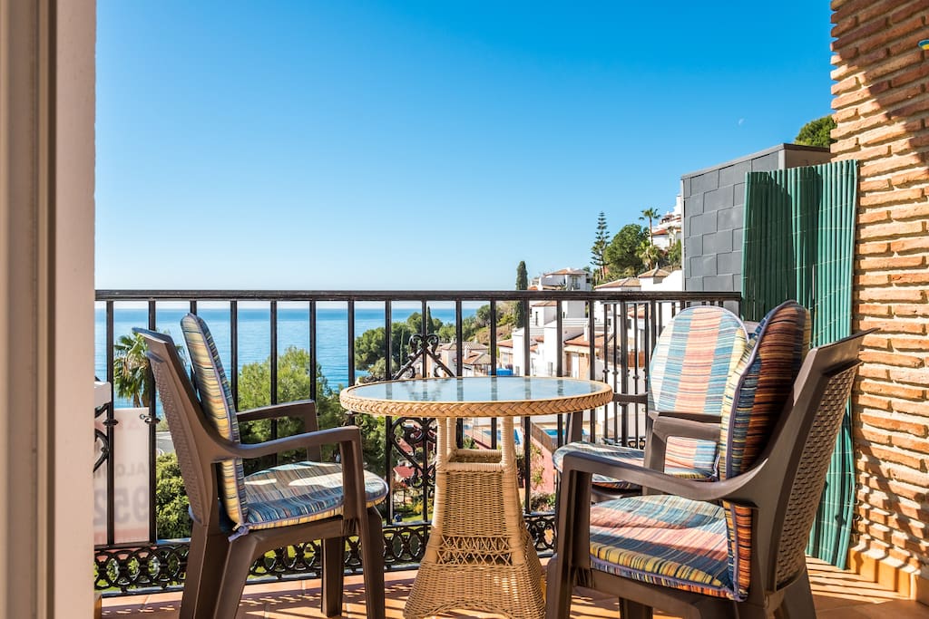 Terraza con mesa y sillas y vistas al mar desde la terraza/ Terrace with table & chairs-Sea views