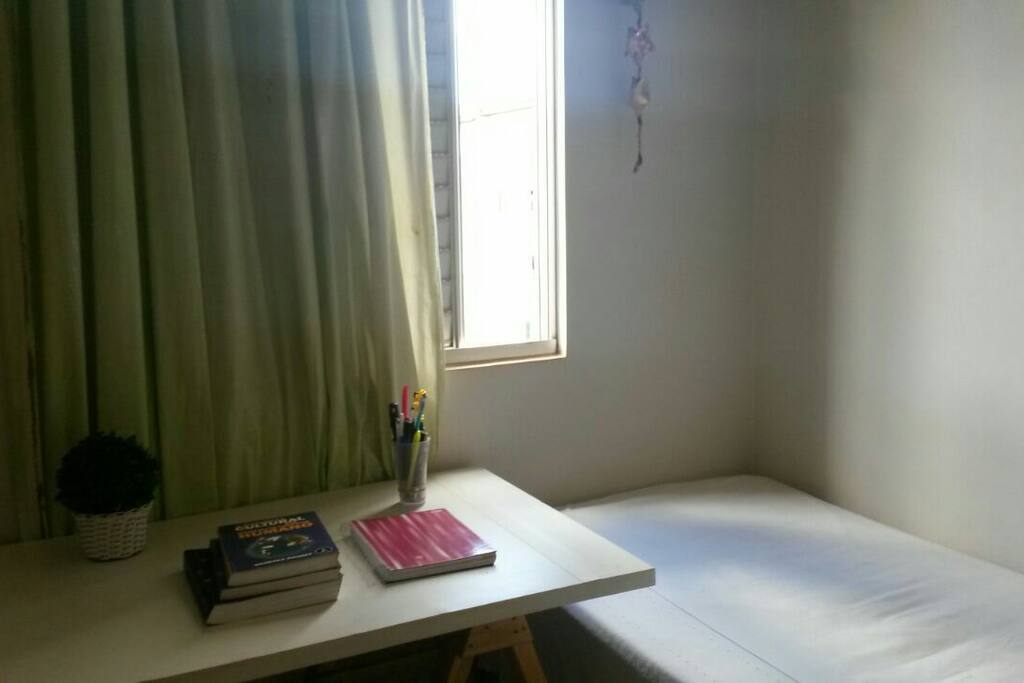 Quarto individual, com ventilador