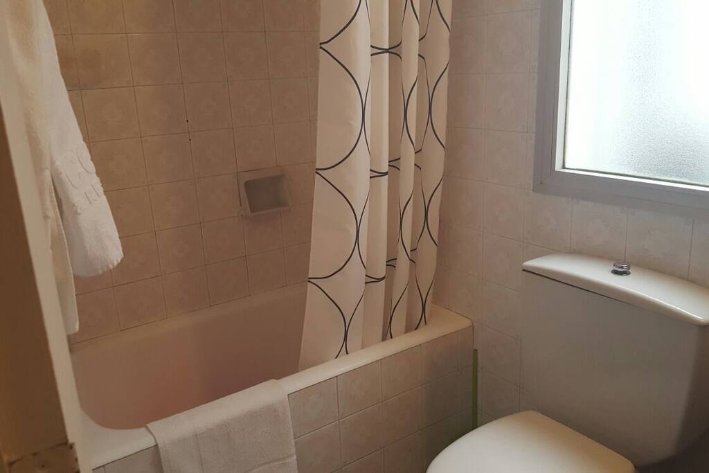 Baño simple con bañera normal.