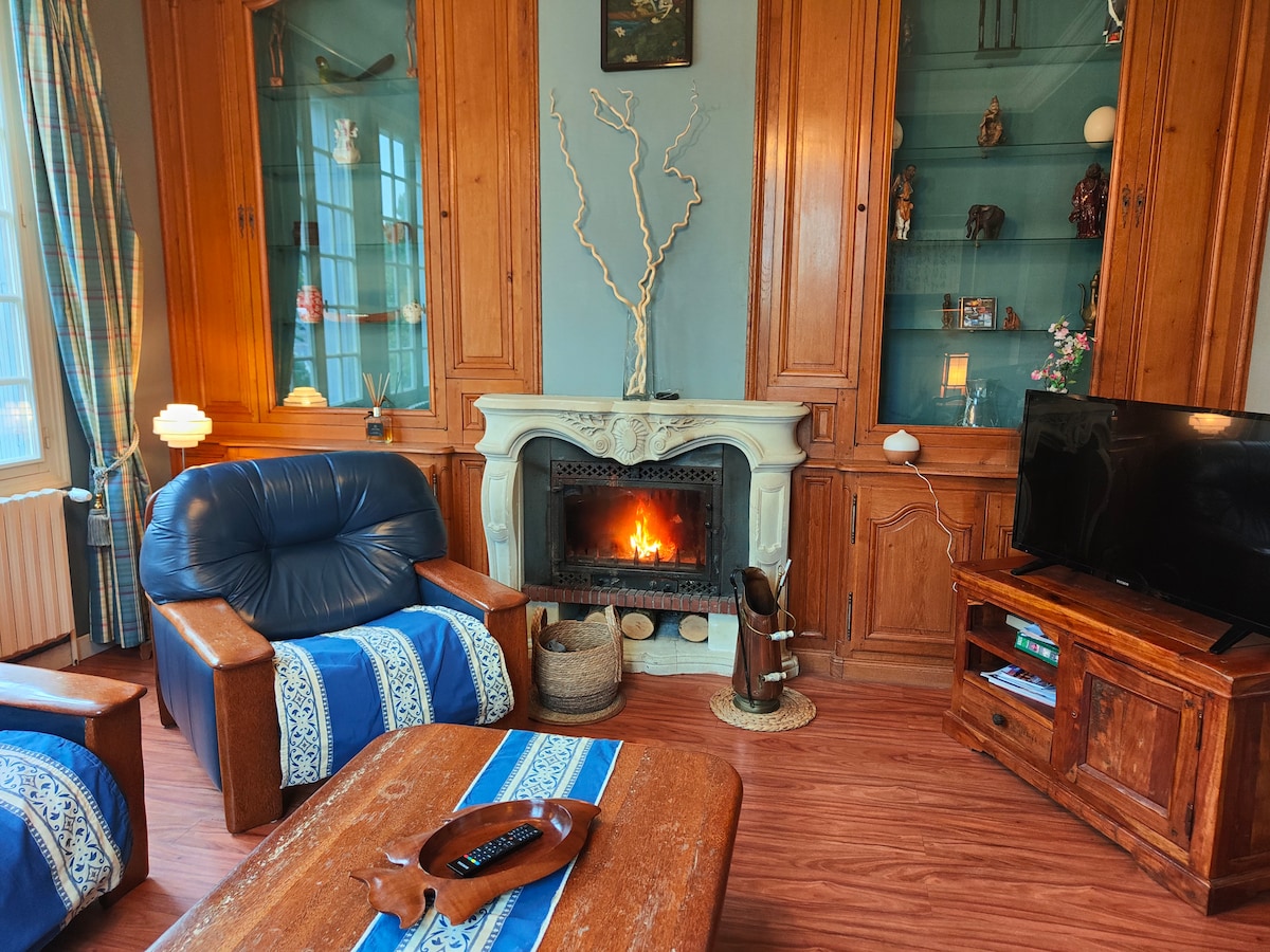 Dnevni boravak s kaminom.