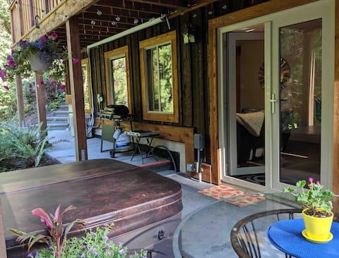 Successful Airbnb property: Forest Haven BNB: Private suite and hot tub in Southern Gulf Islands
