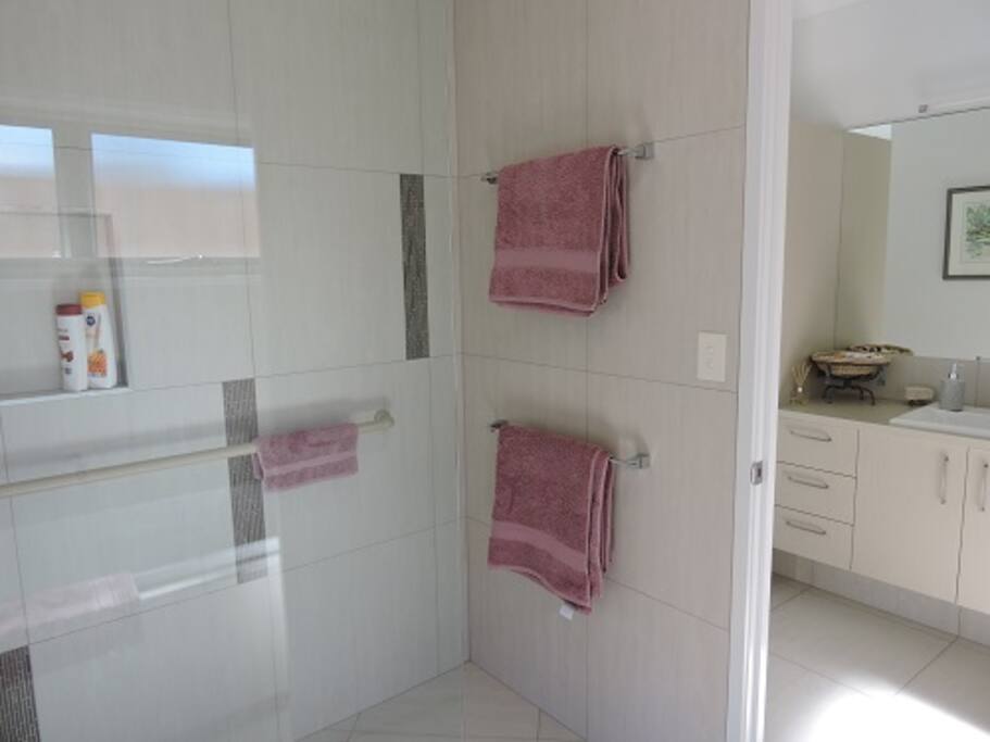 Large double shower, beautiful towels