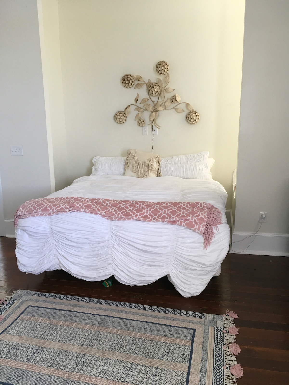 Todas las camas son maravillosas, diseñadas y diseñadas con material orgánico y cuidado por Keetsa, enviadas desde Venecia California.