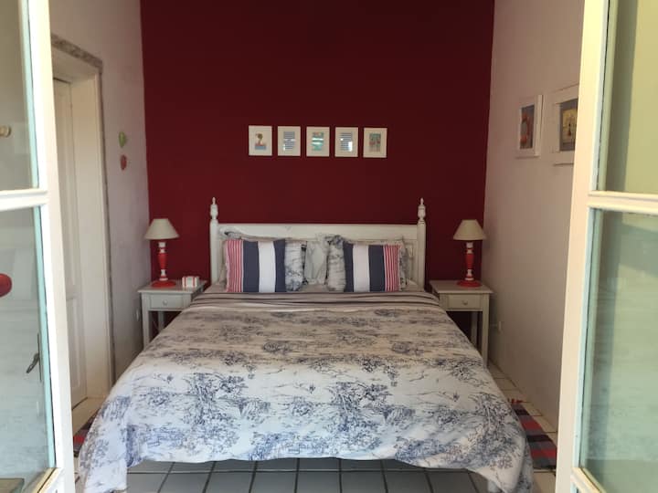 جناح أحمر مع مكيف هواء